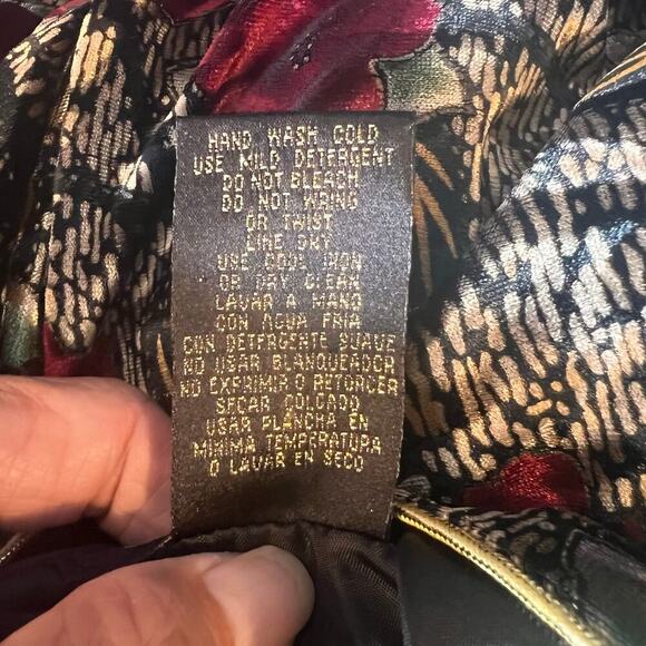 R&K Vintage Evening Black/Red/Gold Velour Feel Button Down Women's Top.  Size 18 - Picture 6 of 8